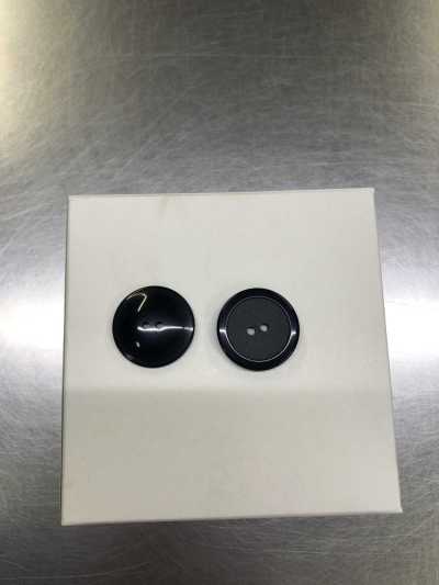 RC25 [Outlet] Bouton en polyester à 2 trous pour manteaux