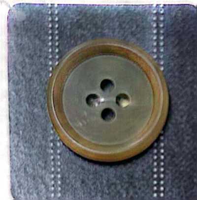UNT2 Bouton imitation noix à 4 trous avec rebord, mat