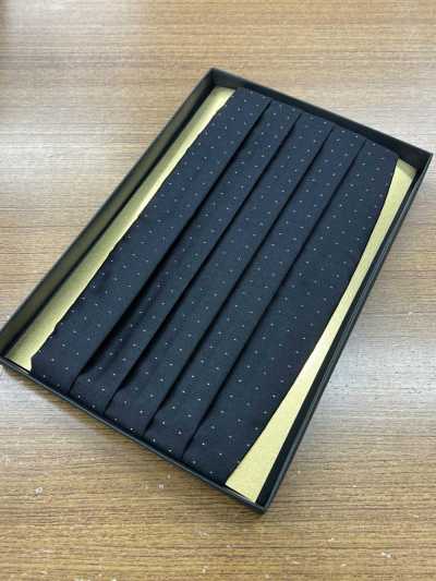 CM-920 Ceinture de smoking en soie, motif à pois noirs