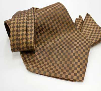 MS-5008 Ensemble cravate ascot nouée à la main et pochette à carreaux marron