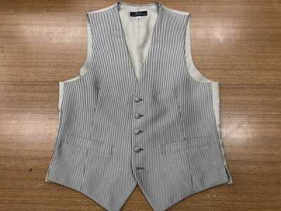 V-3004-O Gilet habillé en jacquard polyester fabriqué au Japon, à rayures dorées