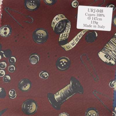 URJ-048 Fabriqué en Italie, doublure imprimée 100 % cupro avec motif d'outils de couture et de boutons, rouge vin