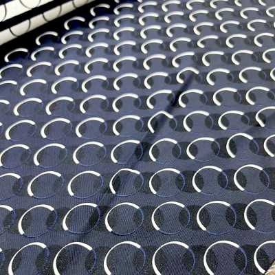 AI-9 Jacquard de soie à motif d’écailles bleu marine [Déstockage]