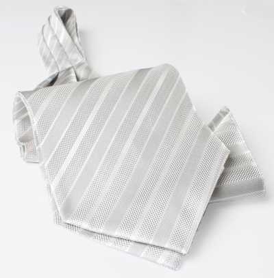 AS-943 Cravate ascot en soie fabriquée au Japon, à rayures grises