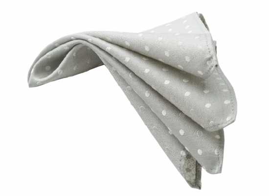 CF-940 Pochette de costume en soie fabriquée au Japon, à pois, gris clair