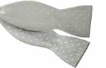 MT-940 Nœud Papillon Noué à La Main En Soie Japonaise, à Pois, Gris Clair