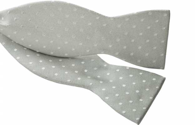 MT-940 Nœud papillon en soie noué à la main, motif à pois, gris clair, fabriqué au Japon