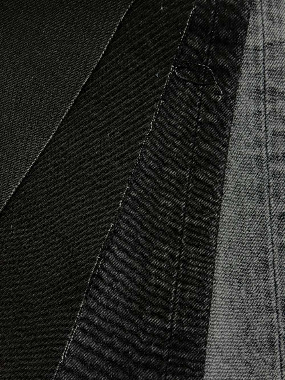 Il s'agit d'un produit phare de Kaihara, caractérisé par son magnifique tissage sergé, qui rappelle les articles vintage.